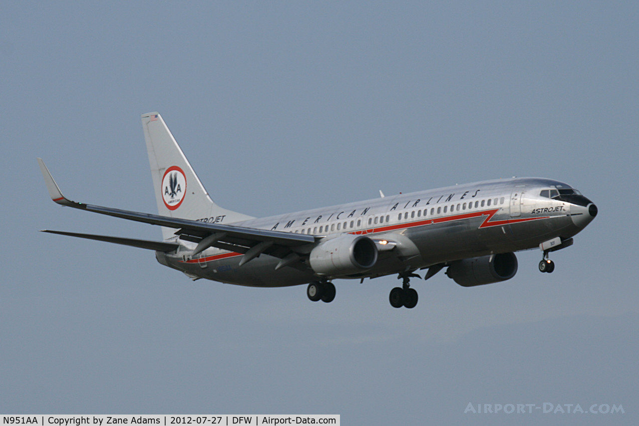 N951AA, 2000 Boeing 737-823 C/N 29538, American Airlines landing at DFW Airport