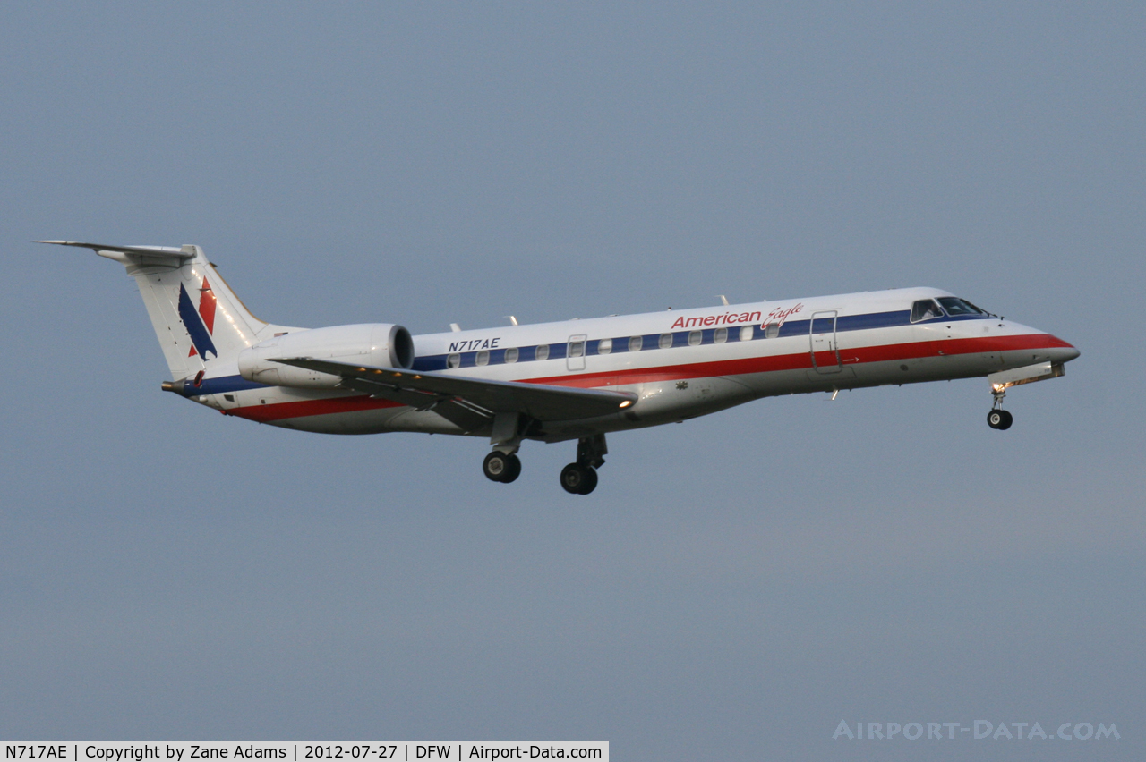 N717AE, 2000 Embraer ERJ-135LR (EMB-135LR) C/N 145272, American Eagle landing at DFW Airport