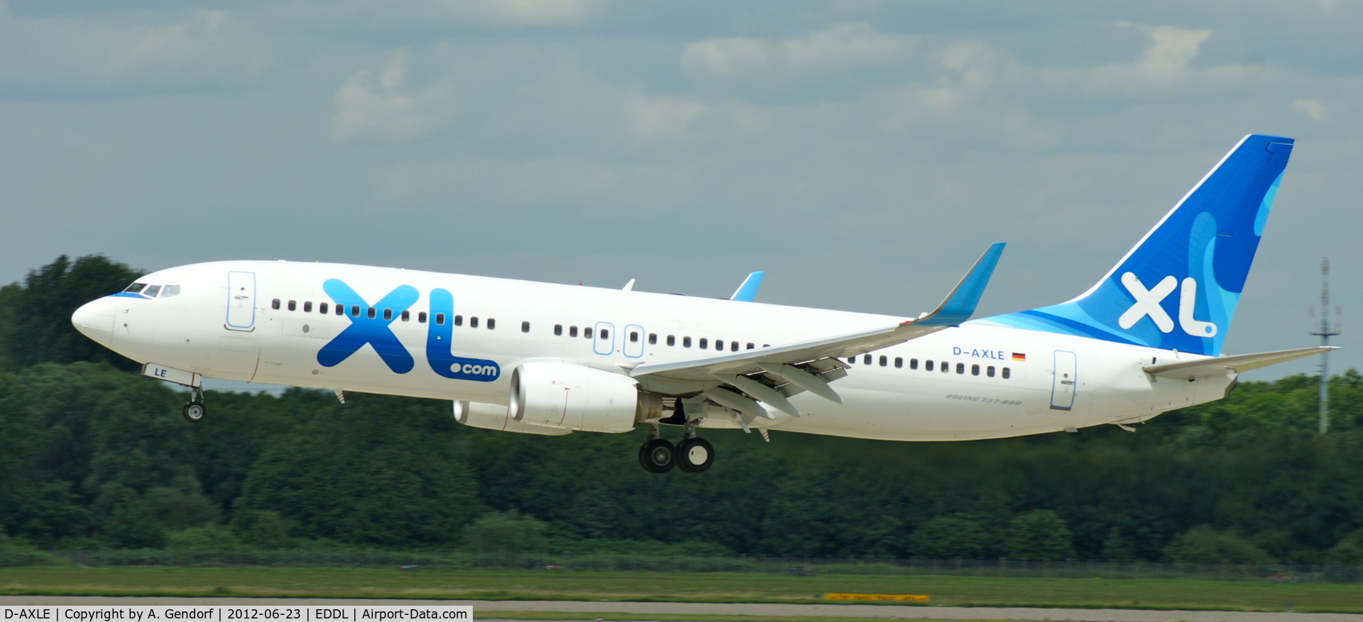 D-AXLE, 2007 Boeing 737-8Q8 C/N 30724, XL Airways Germany, shortly before touch down on Rwy 23L at Düsseldorf Int´l (EDDL)