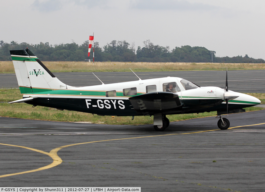 F-GSYS, Piper PA-34-220T Seneca V C/N 34-49091, Arriving to the Airport...