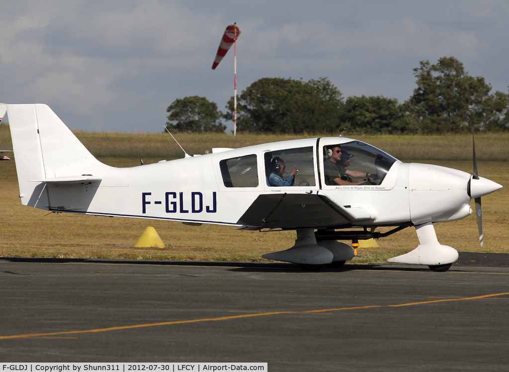 F-GLDJ, Robin DR.400-120 Dauphin 2+2 C/N 2094, Taxiing for a new light flight...