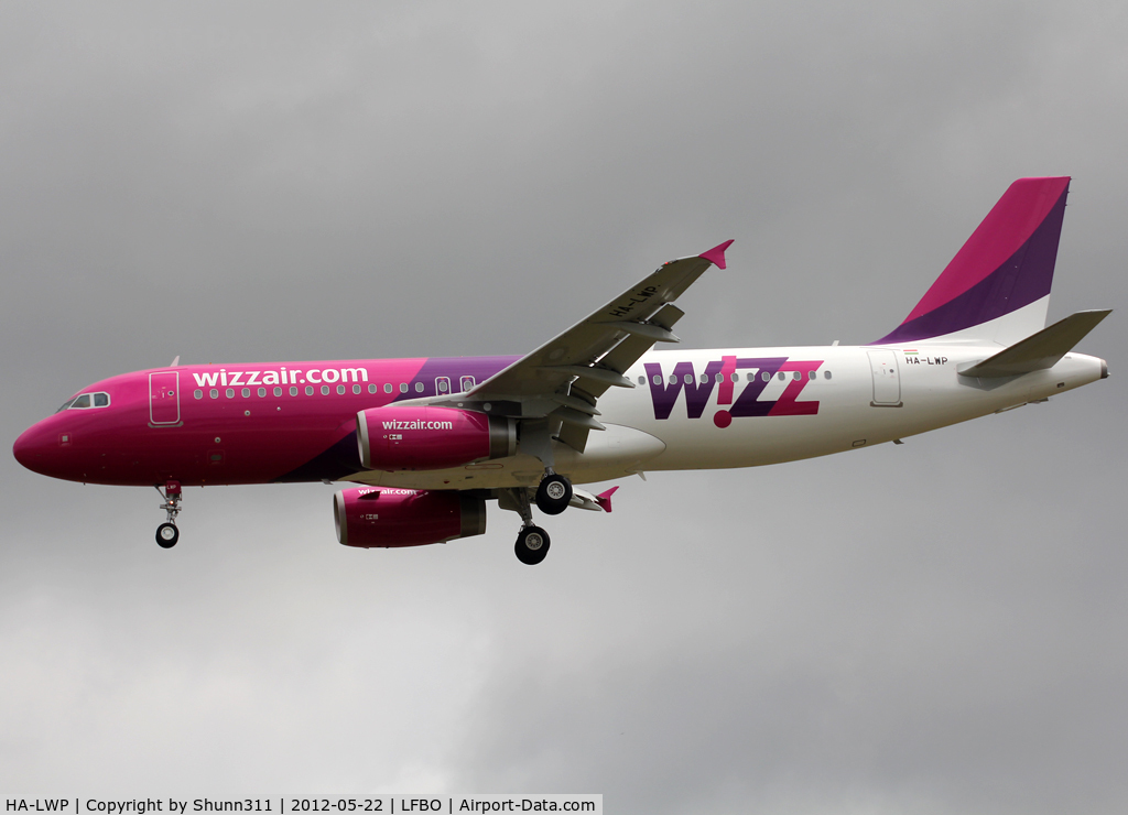 HA-LWP, 2012 Airbus A320-232 C/N 5139, Landing rwy 32L