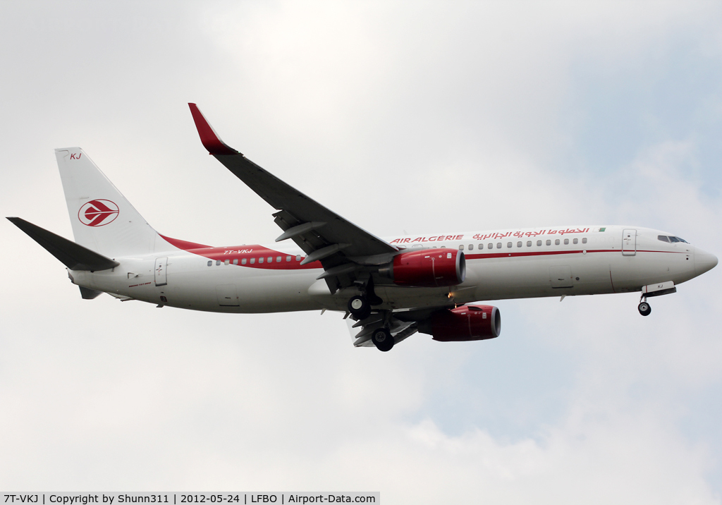 7T-VKJ, 2011 Boeing 737-8D6 C/N 40864, Landing rwy 32L