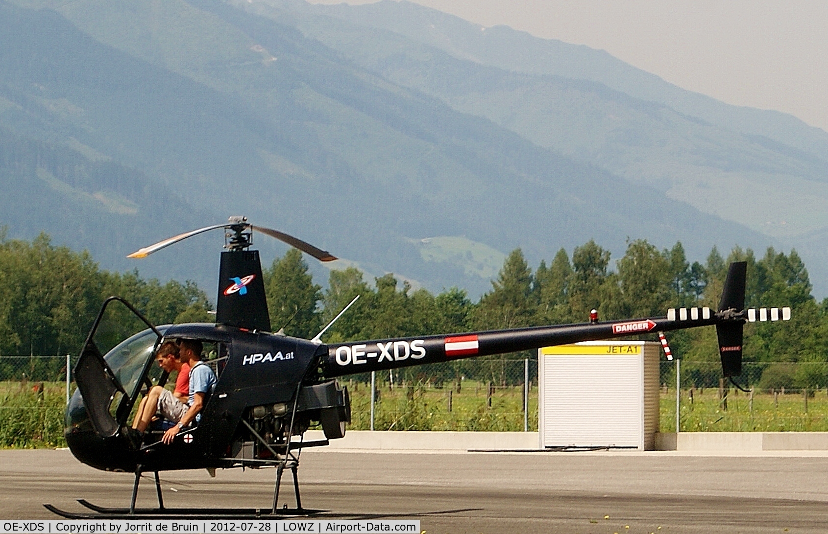 OE-XDS, Robinson R22 Beta C/N 3322, A black Robinson was just landed at the Heli-apron, nearby the stationed Alpin Heli 6. The pilots just paid money to the aiport office for the perfect landing, when they continued their flight.
