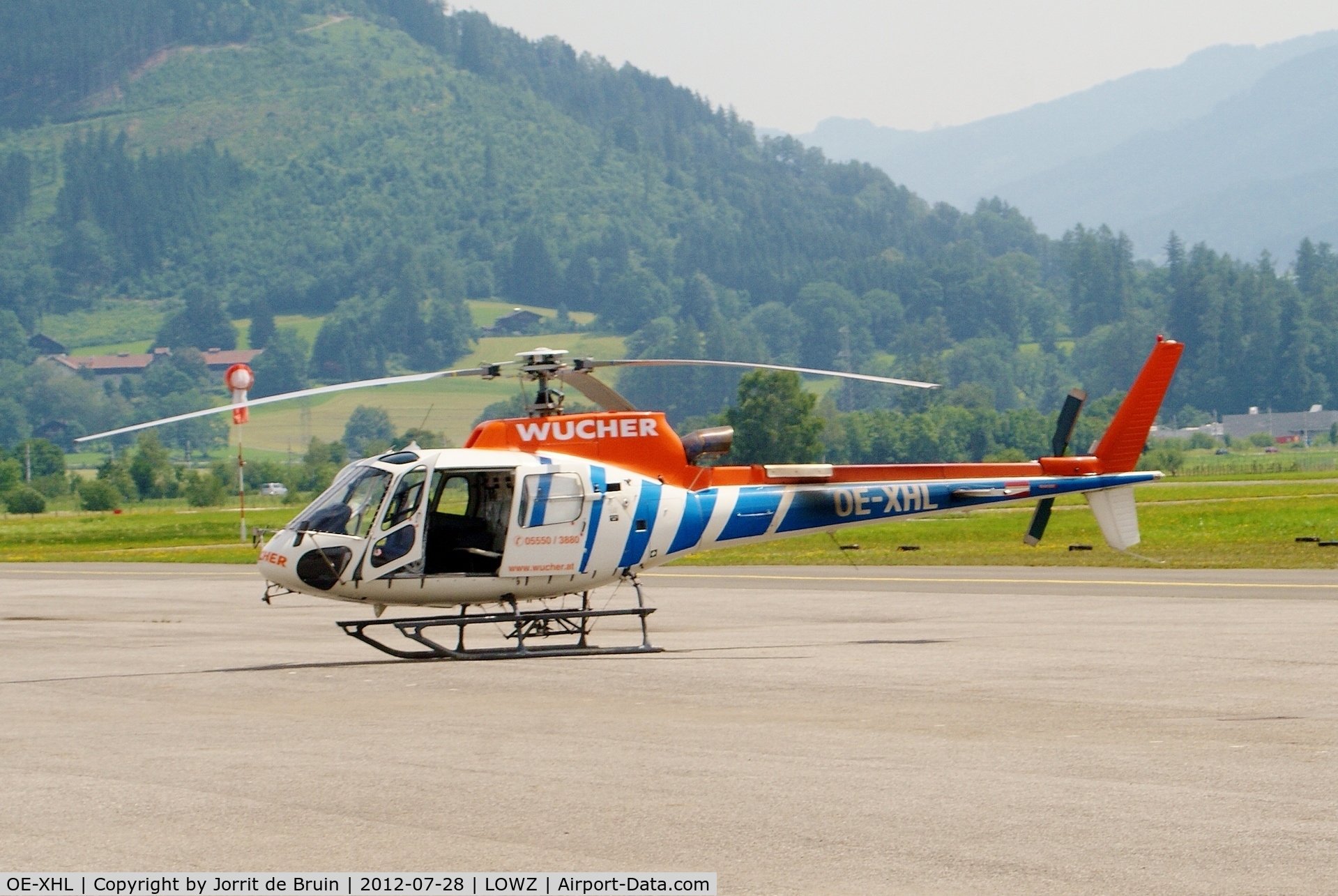 OE-XHL, 2004 Eurocopter AS-350B-3 Ecureuil Ecureuil C/N 3937, The Eurocopter of Wucher has just arrived after a beautiful sightseeing flight overhead the Alps. The doors are still open, because of the high outside temperature of 30 degrees centigrade.