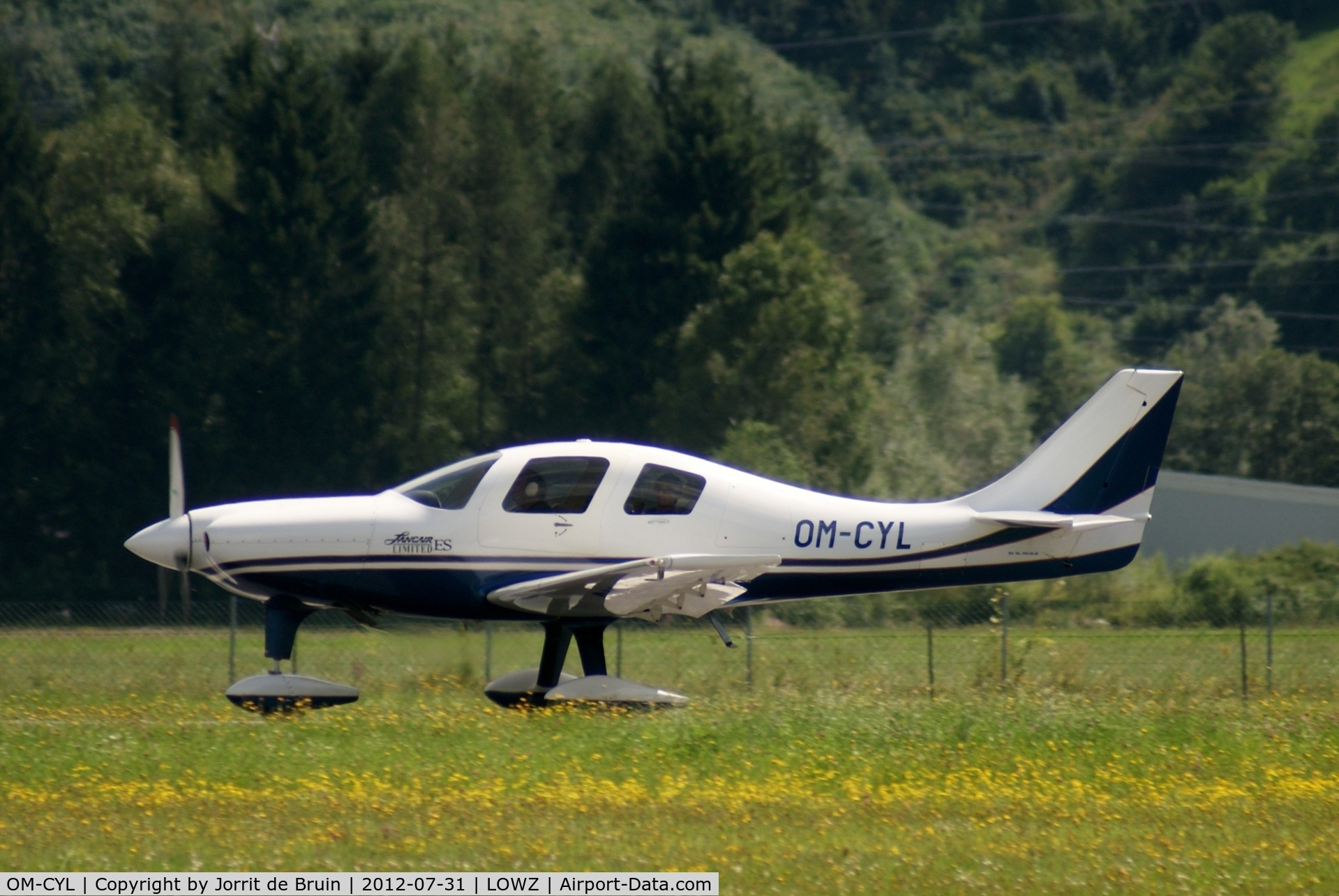 OM-CYL, Lancair ES C/N 046-08-96, The landing of a Slovenian Lancair on runway 08 at Zell am See.
