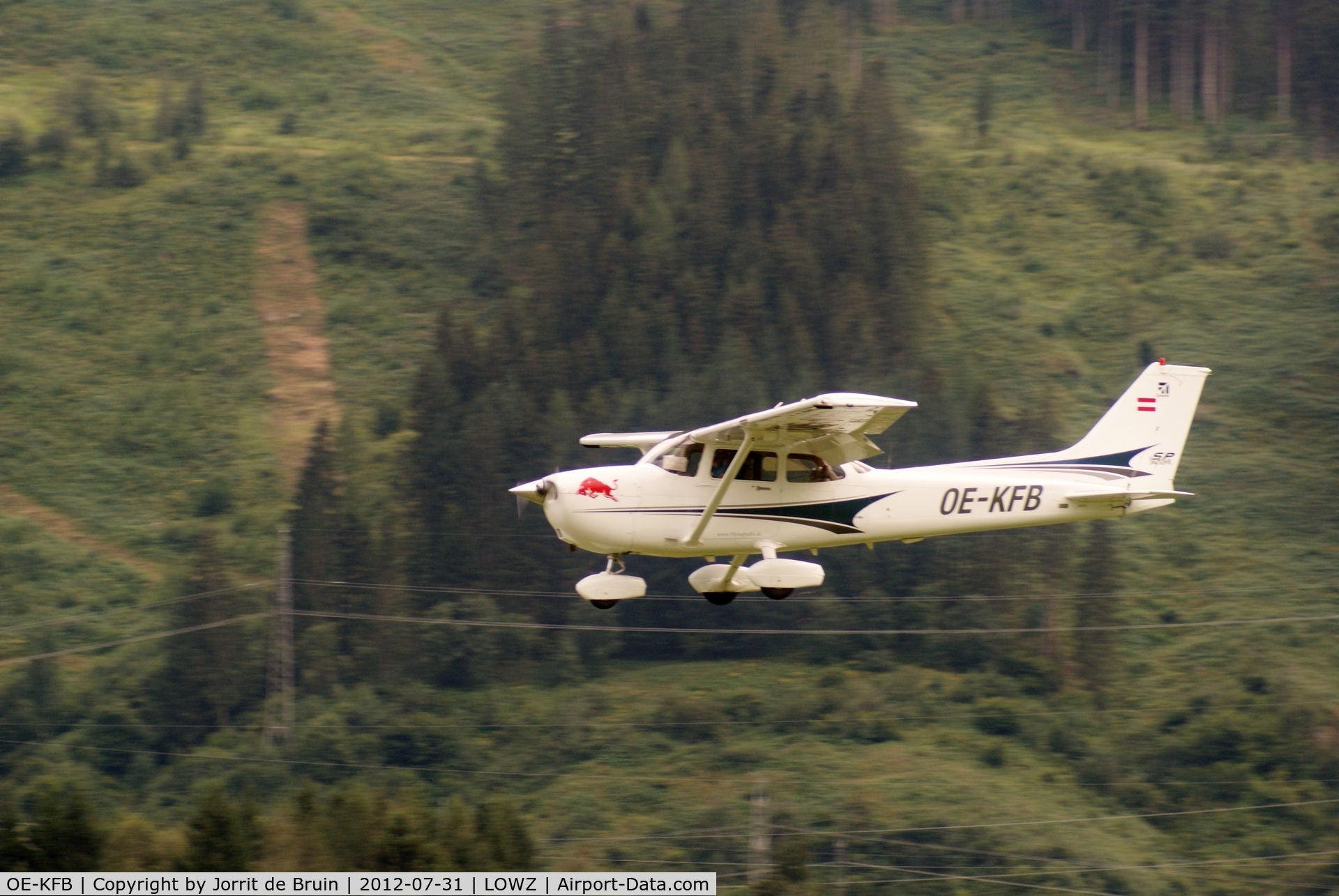 OE-KFB, 2004 Cessna 172S C/N 172S9584, At a good altitude for the approach for the short runway 08 at Zell am See.