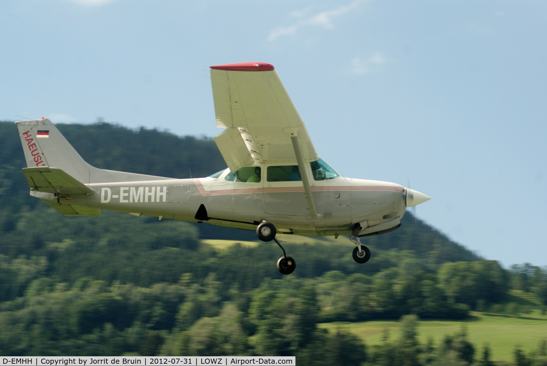 D-EMHH, 1980 Cessna 172RG Cutlass RG Cutlass RG C/N 172RG0198, A close picture of the landing D-EMHH. It is hanging right before the runway 08 at Zell am See.