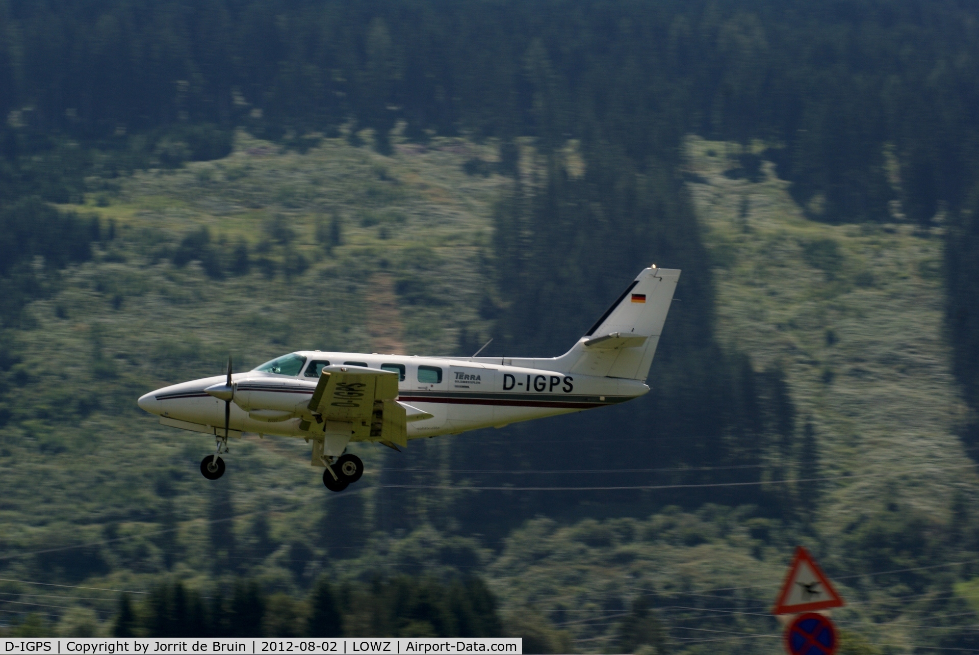 D-IGPS, 1994 Cessna T303 Crusader C/N T30300308, Even this cool Cessna is German registered, it always flies in awesome Austria. Now it is visiting Zell am See for a day.