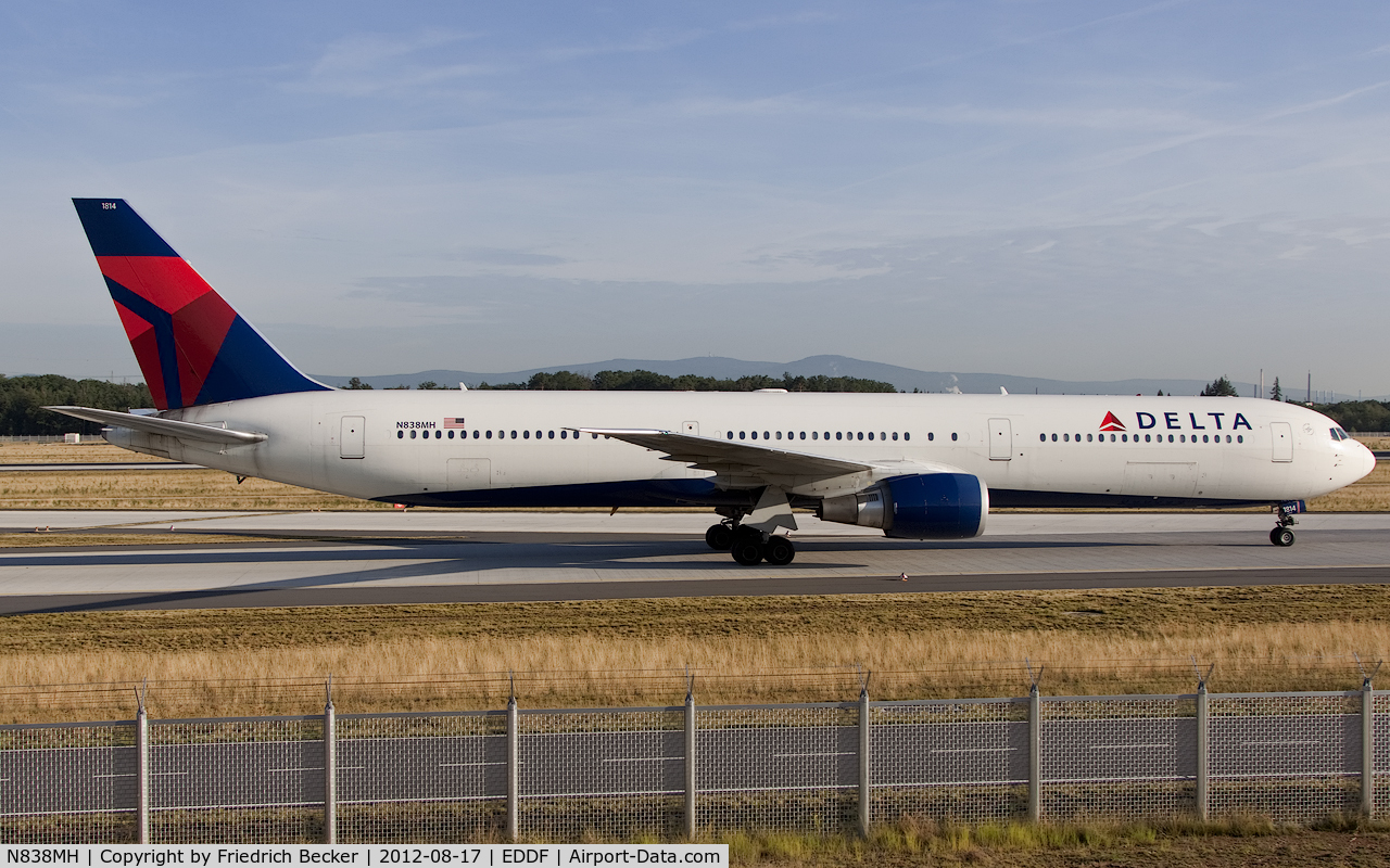 N838MH, 2000 Boeing 767-432/ER C/N 29711, taxying to the gate