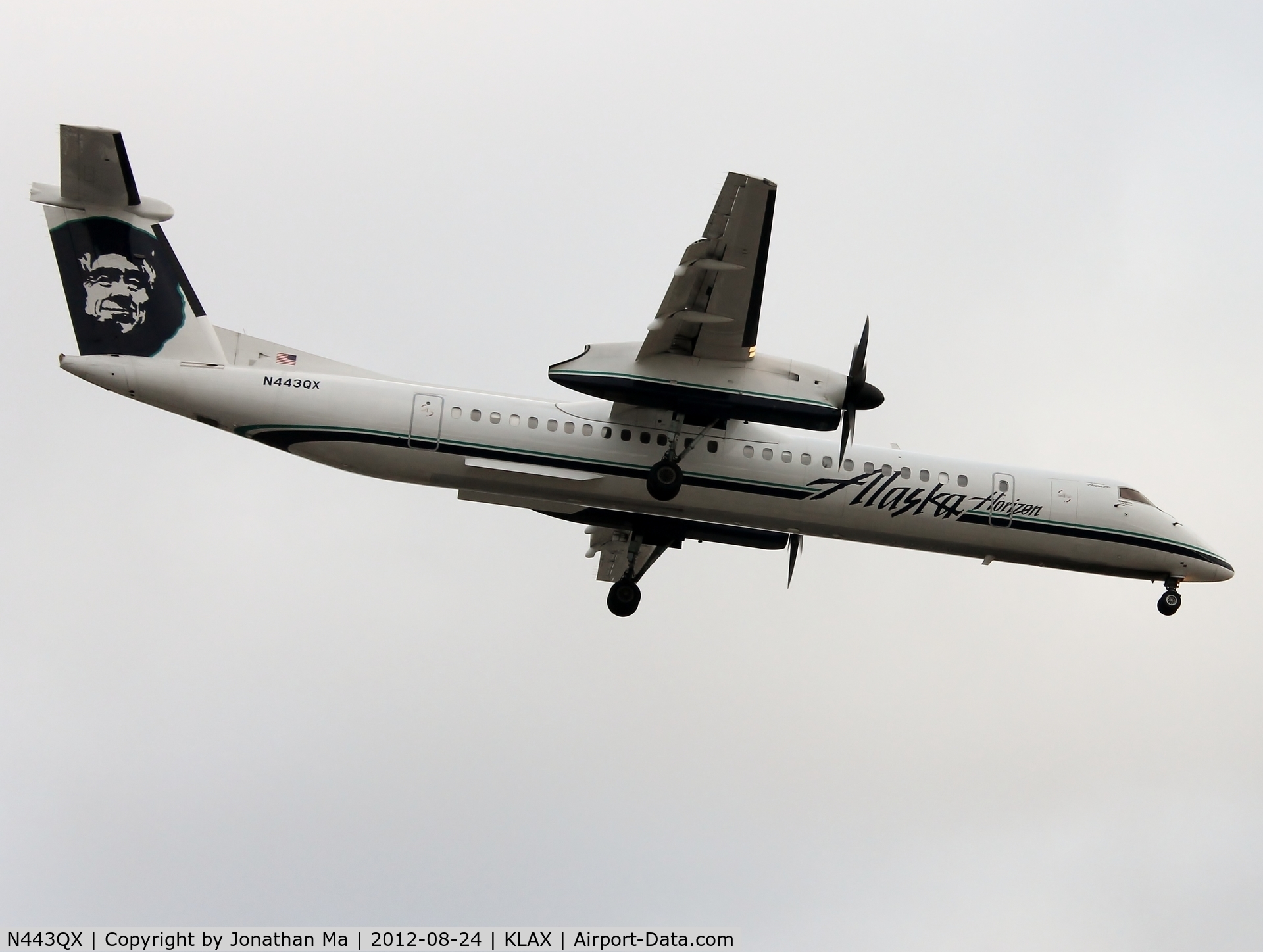 N443QX, 2010 Bombardier DHC-8-402 Dash 8 C/N 4353, Landing 24L