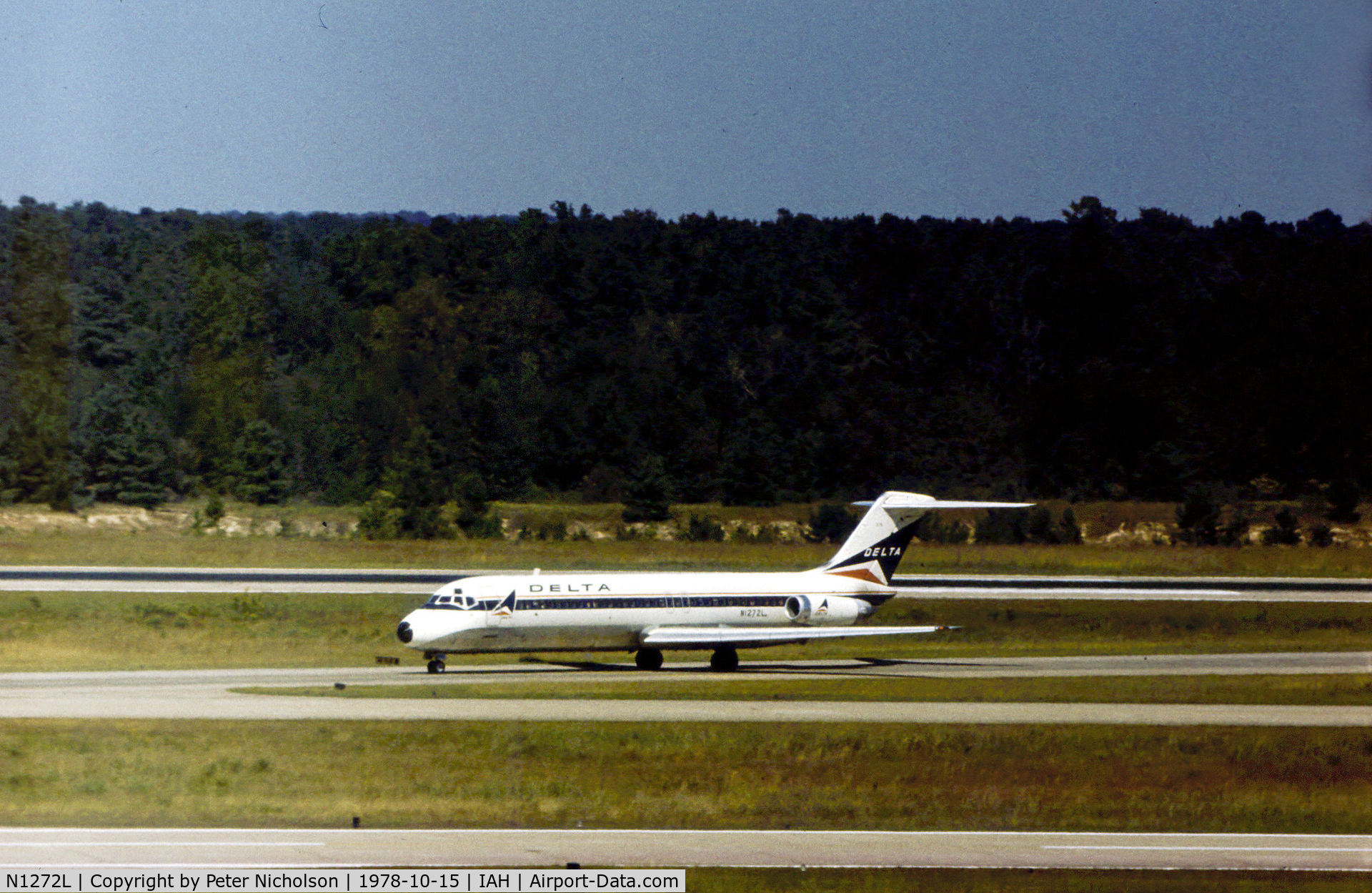 N1272L, 1969 Douglas DC-9-32 C/N 47320, DC-9-32 of Delta Airlines arriving at Houston International in October 1978.