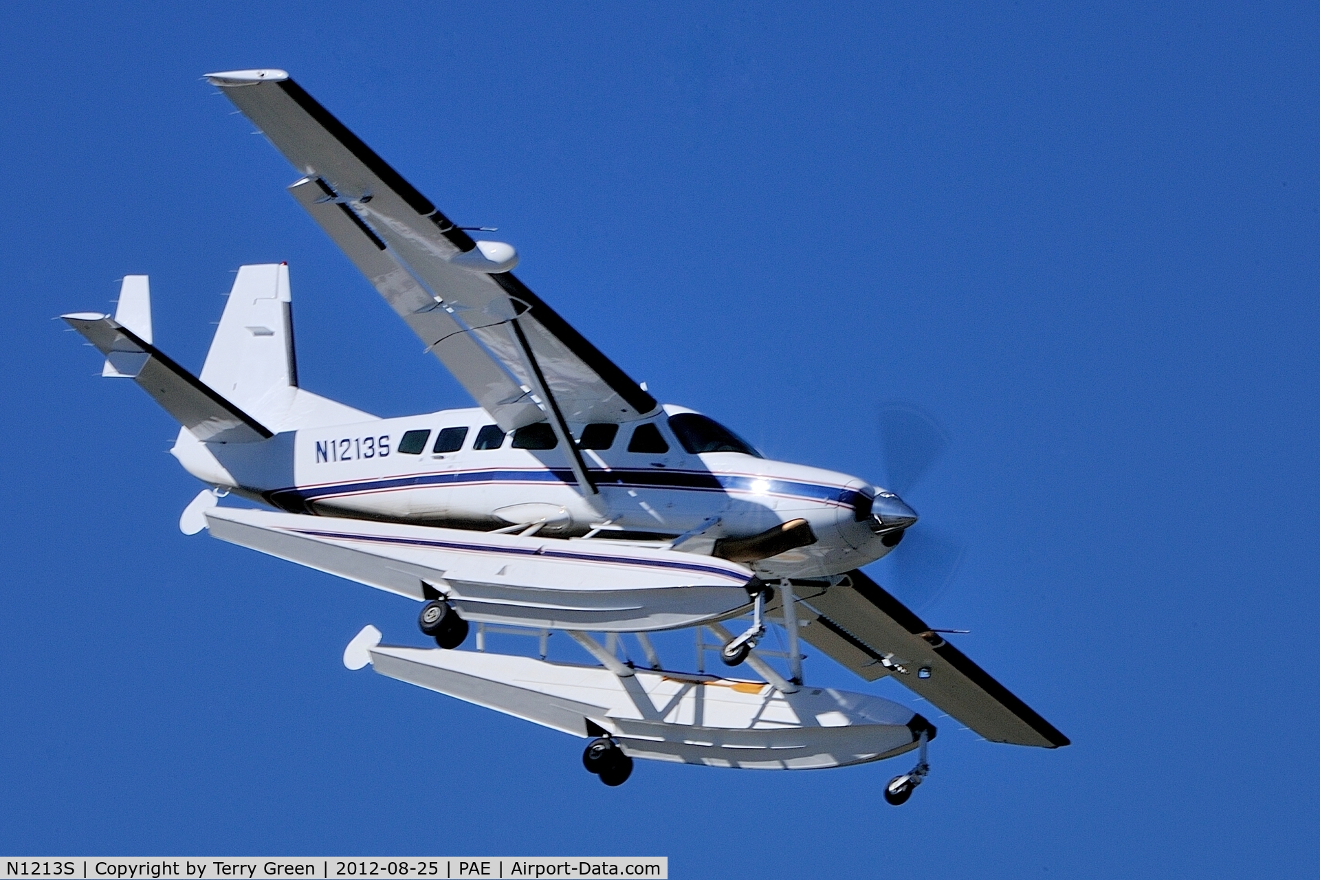 N1213S, 1995 Cessna 208 Caravan I C/N 20800243, Snohomish County Airport (Paine Field), Everett Washington 08/25/2012 Landing 34L