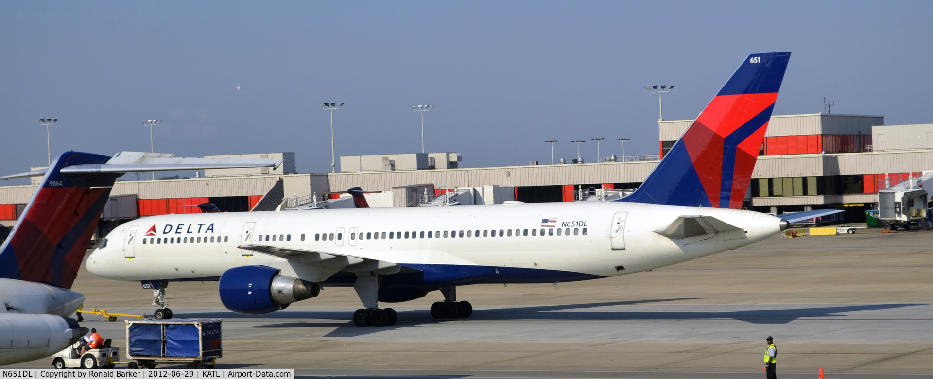 N651DL, 1989 Boeing 757-232 C/N 24391, Push back