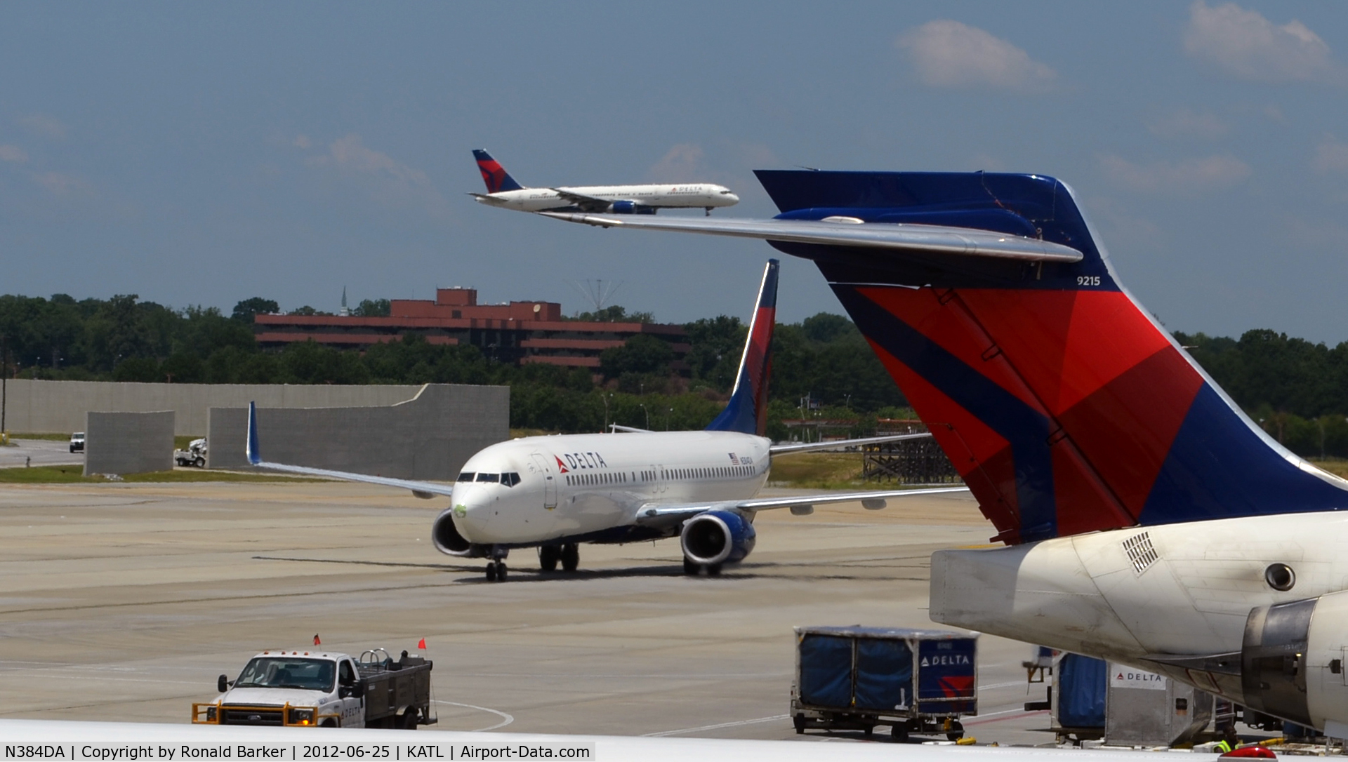 N384DA, 1999 Boeing 737-832 C/N 30347, Taxi ATL