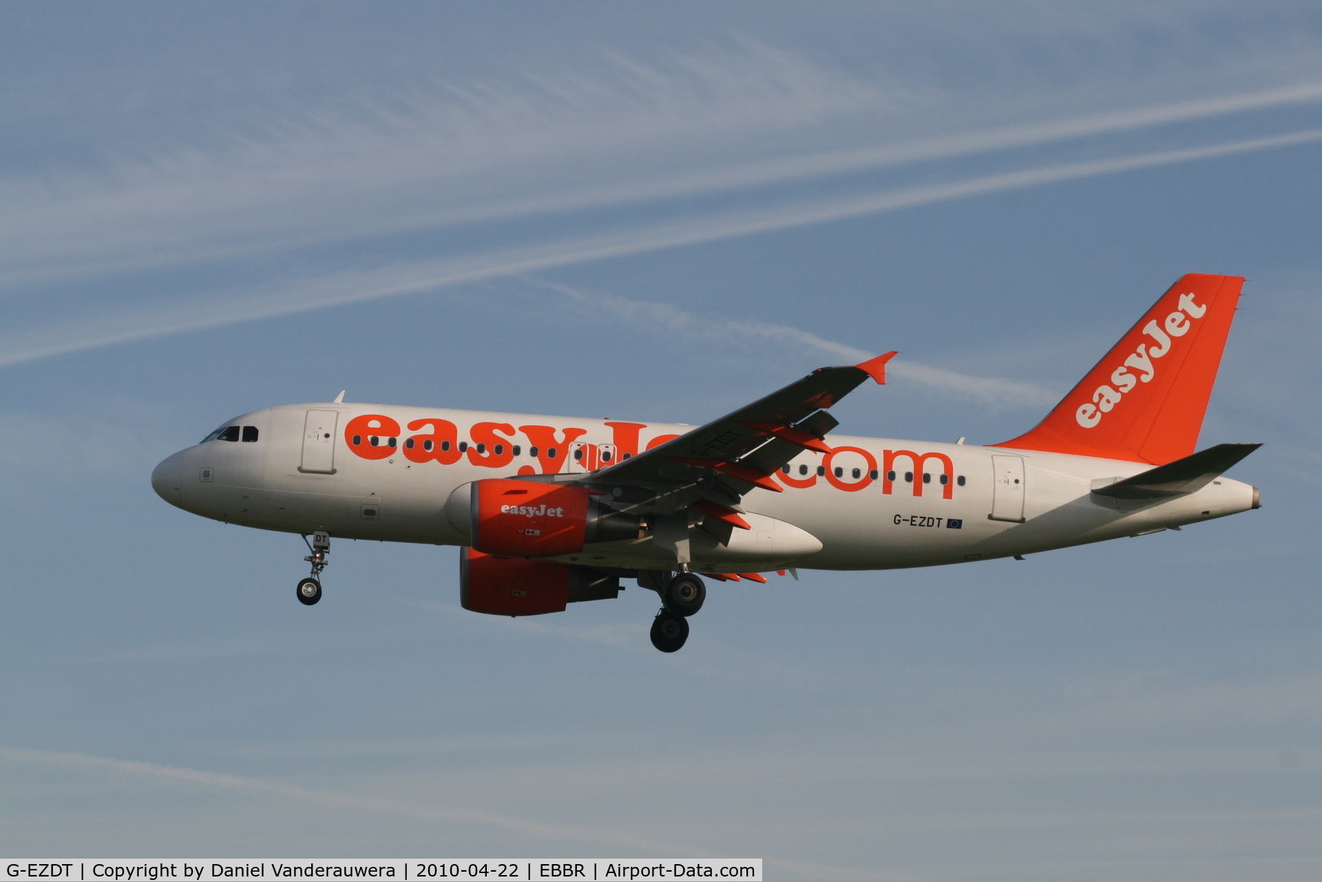 G-EZDT, 2008 Airbus A319-111 C/N 3720, Early arrival to RWY 25L