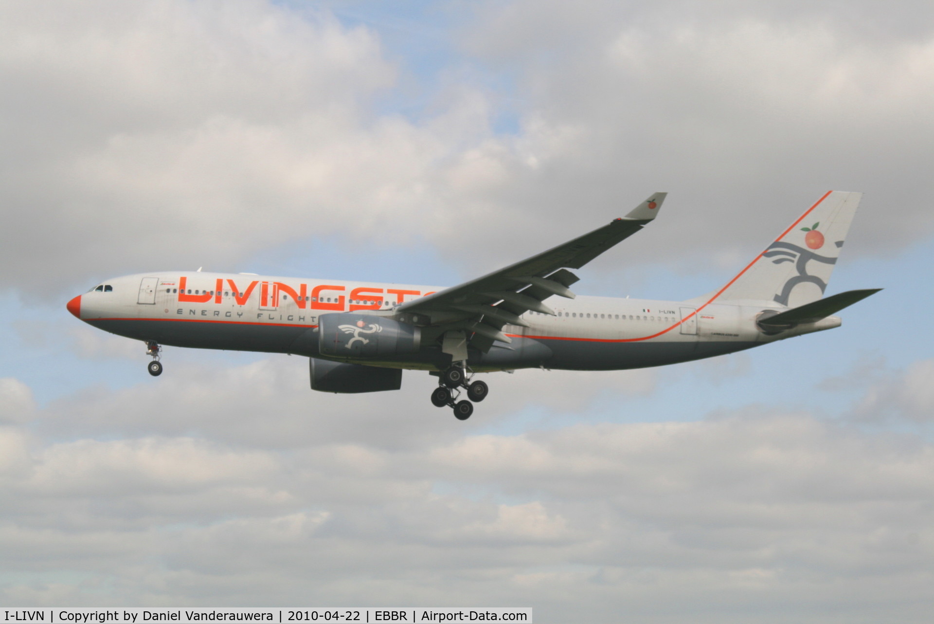 I-LIVN, 2004 Airbus A330-243 C/N 597, Arrival to RWY 25L