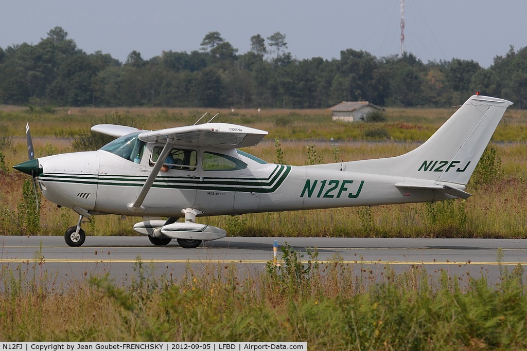 N12FJ, 1973 Cessna 182P Skylane C/N 18261732, au roulage seuil 05