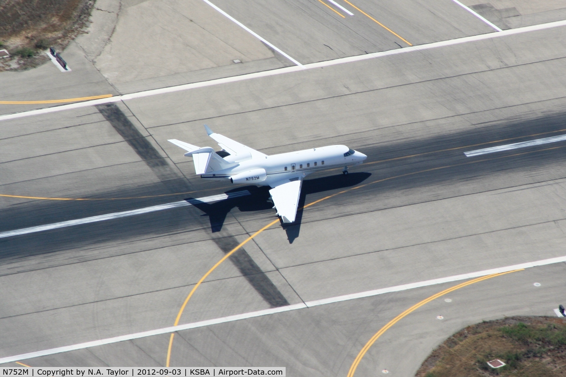 N752M, 2008 Bombardier Challenger 300 (BD-100-1A10) C/N 20210, Departing