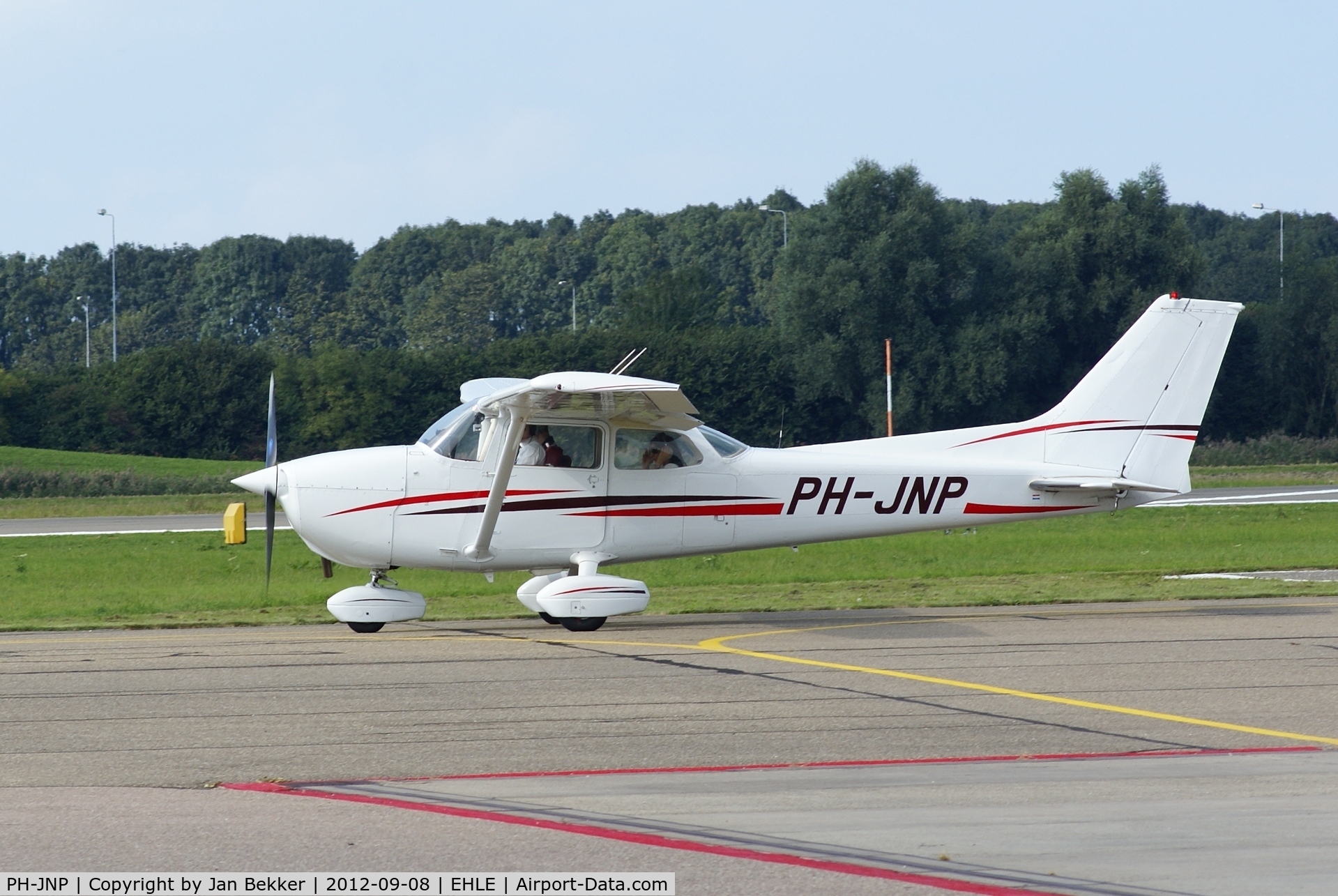 PH-JNP, 1977 Cessna 172N C/N 17267803, Airport Lelystad