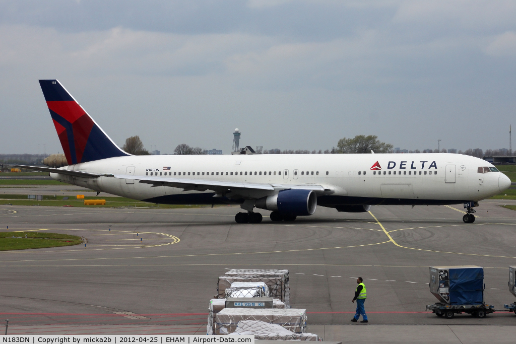 N183DN, 1993 Boeing 767-332 C/N 27110, Taxiing