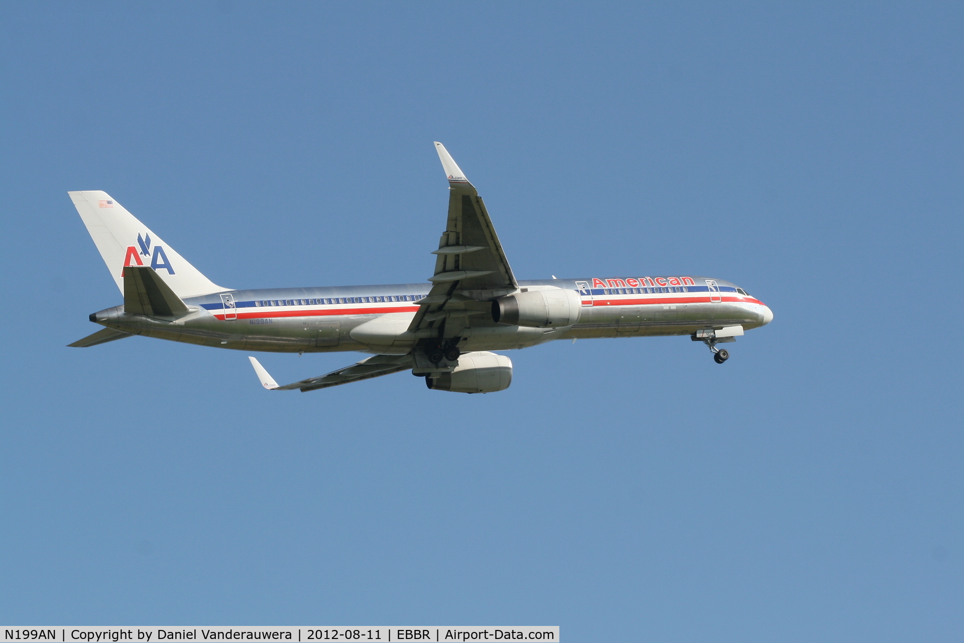 N199AN, 2001 Boeing 757-223 C/N 32393, Flight AA171 is climbing from RWY 07R