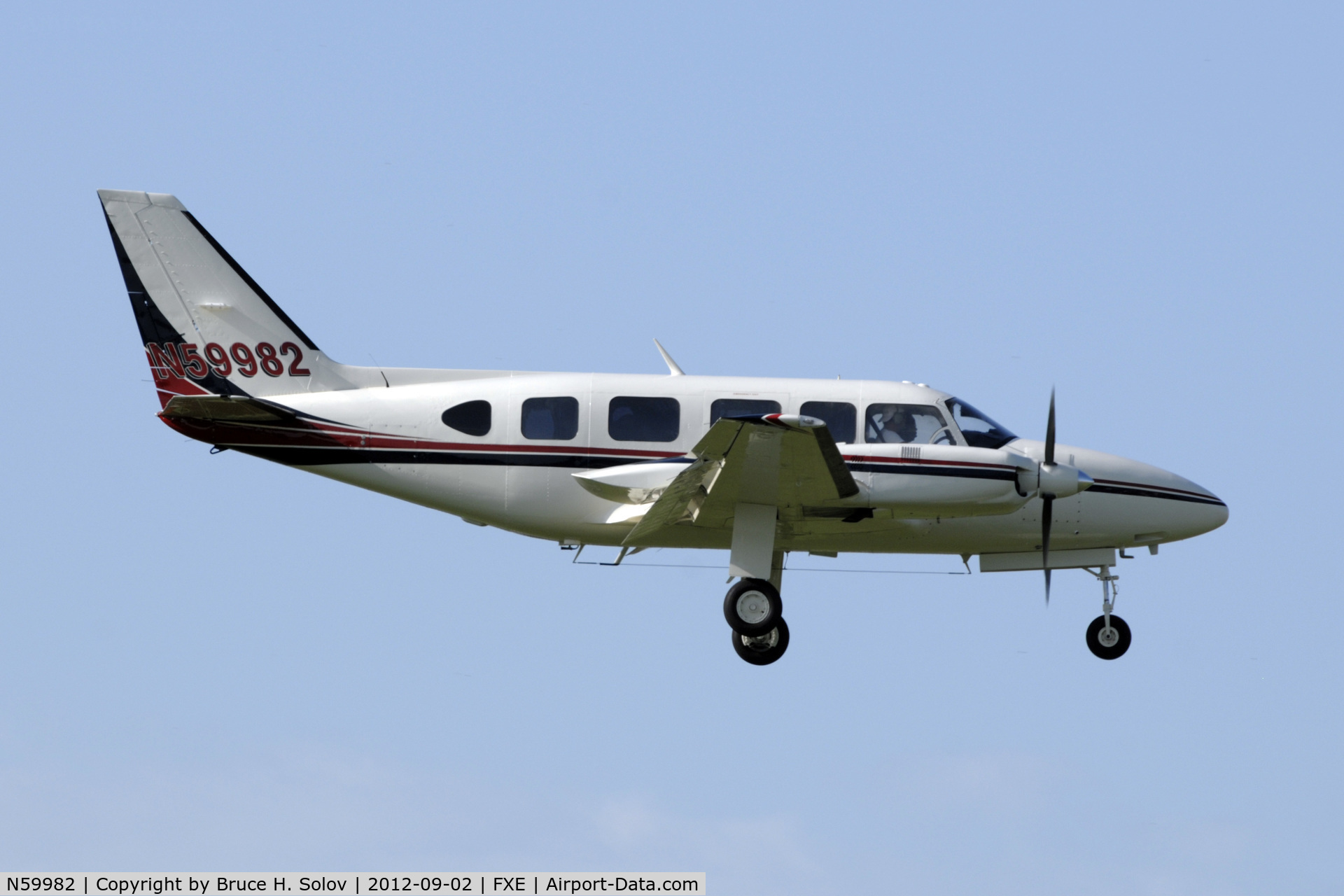 N59982, 1975 Piper PA-31-350 Chieftain C/N 31-7552071, Landing on Runway 8 @ FXE