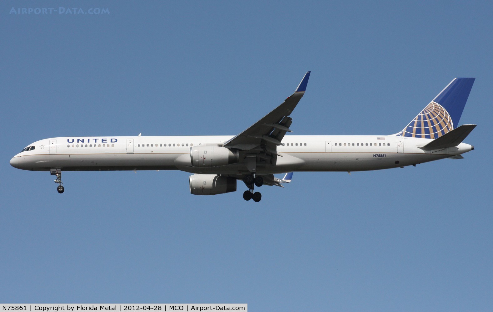 N75861, 2001 Boeing 757-33N C/N 32585, United 757-300