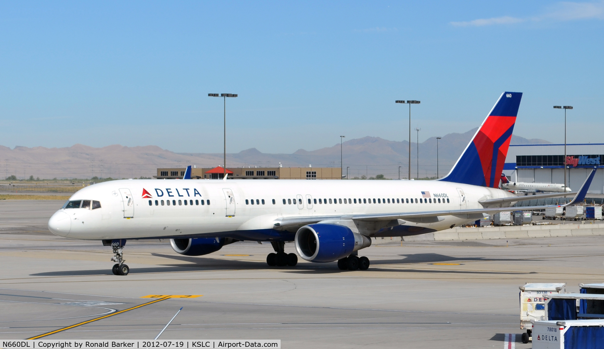 N660DL, 1990 Boeing 757-232 C/N 24422, Taxi SLC