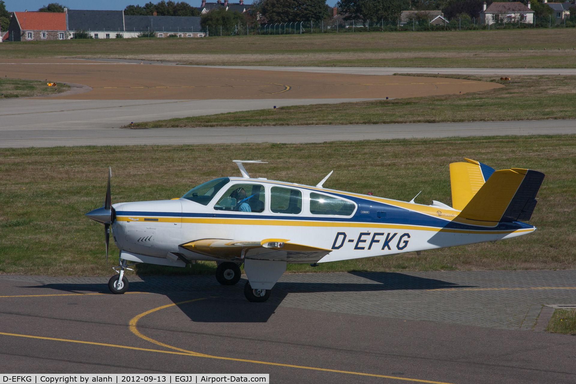 D-EFKG, Beech V35B Bonanza C/N D-9759, Taxying to the hold prior to departure on airshow day 2012
