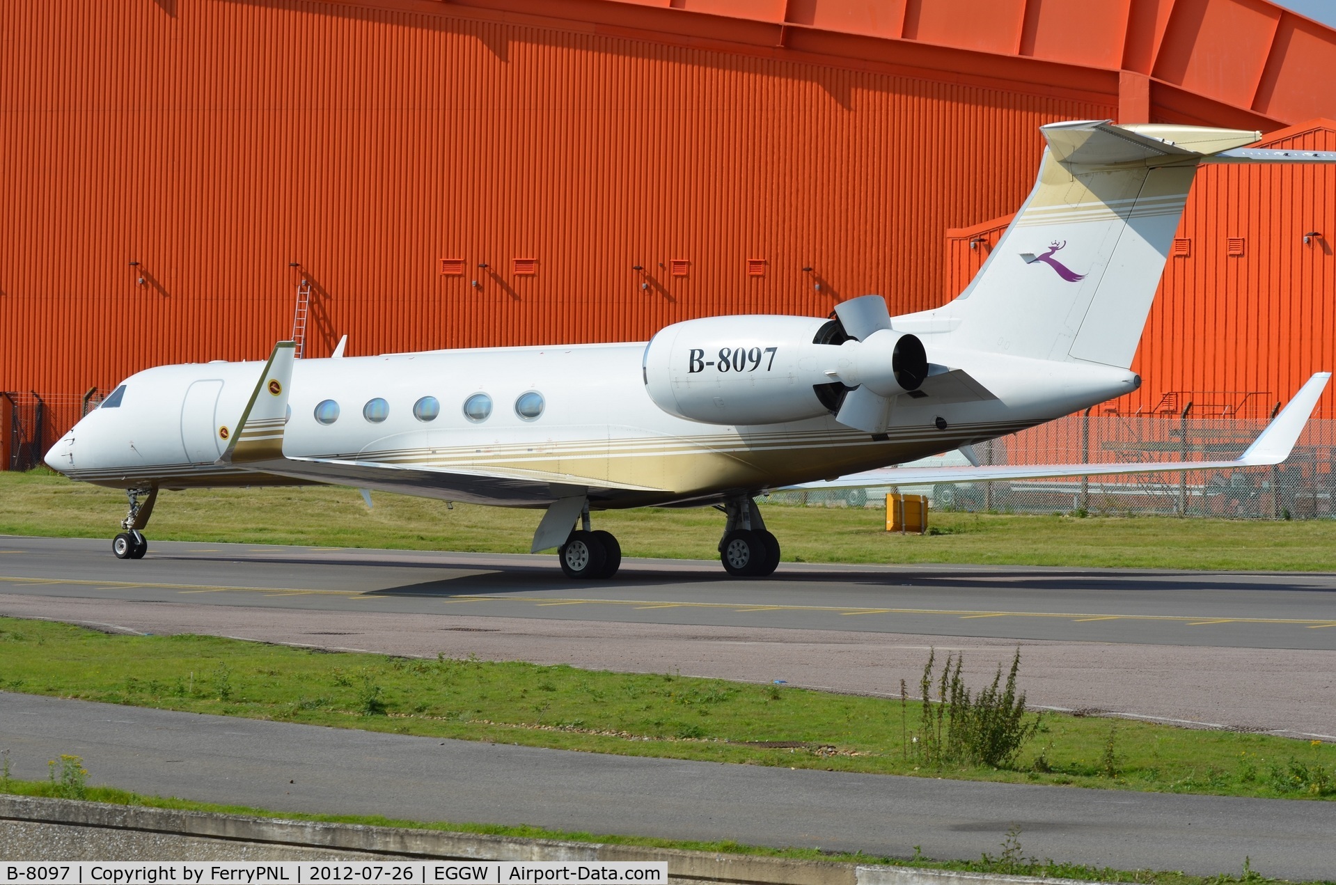 B-8097, 2000 Gulfstream Aerospace G-V C/N 613, Deer Jet G5 in Luton for the 2012 Olympics