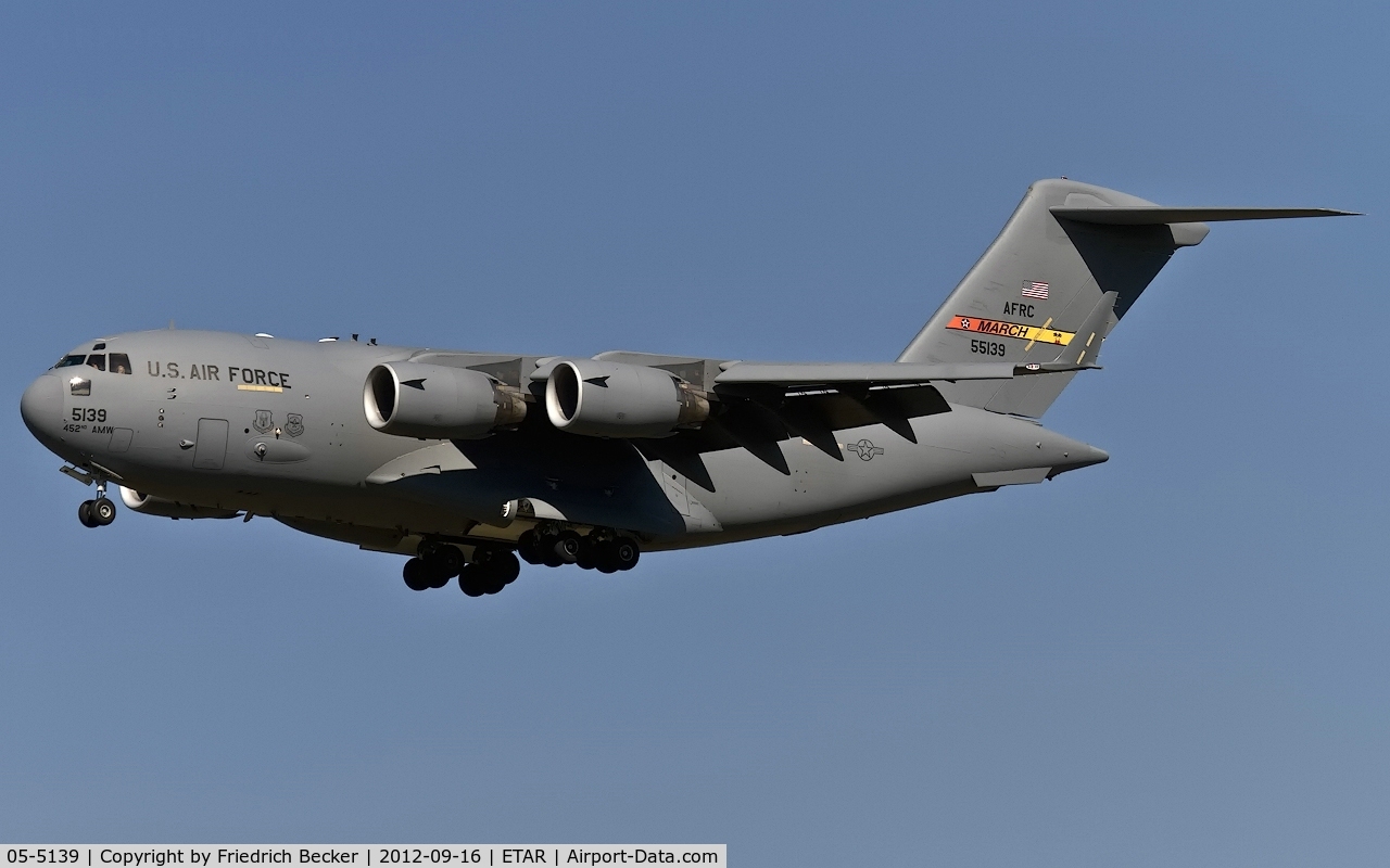 05-5139, Boeing C-17A Globemaster III C/N P-139, on final RW27