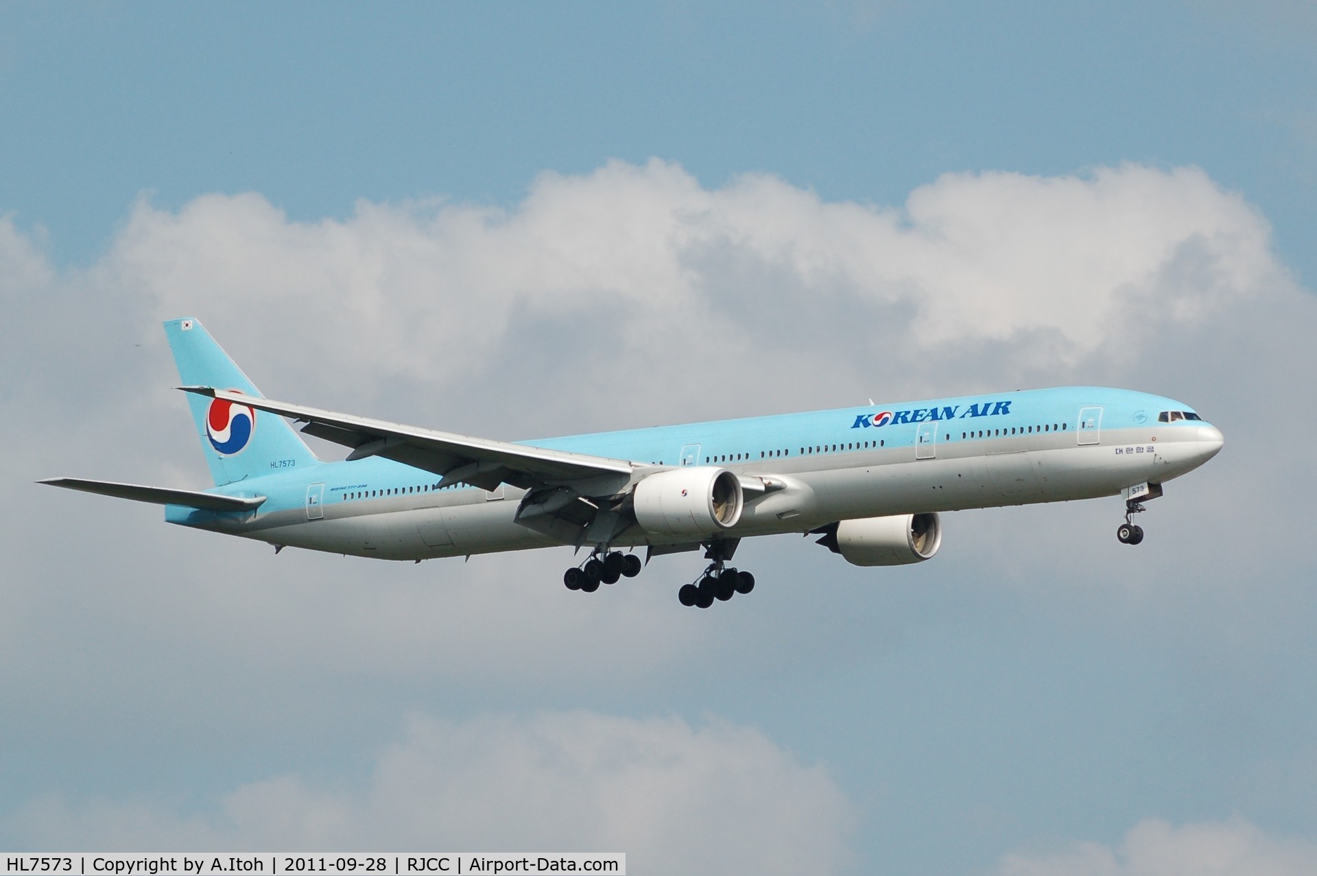 HL7573, 2000 Boeing 777-3B5 C/N 27952, KAL  Approach Rwy 19L at  RJCC