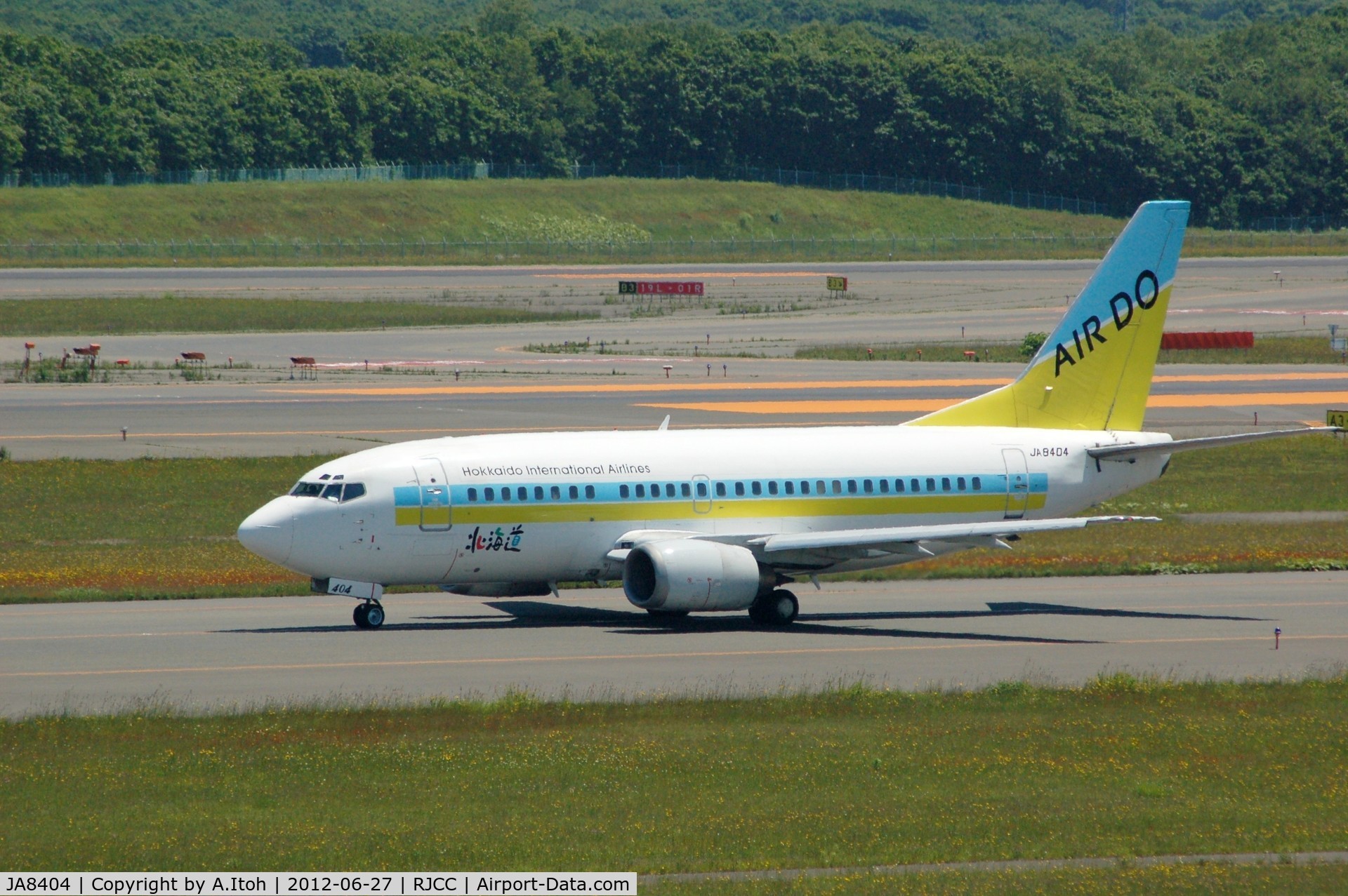 JA8404, 1995 Boeing 737-54K C/N 27381, AIR DO  B737  Taxiing  at RJCC -New Chitose -