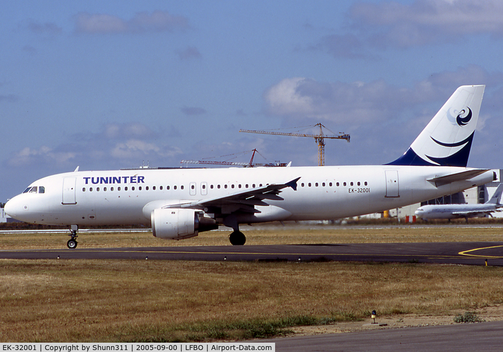 EK-32001, 1993 Airbus A320-212 C/N 397, Taxiing holding point rwy 32R for departure