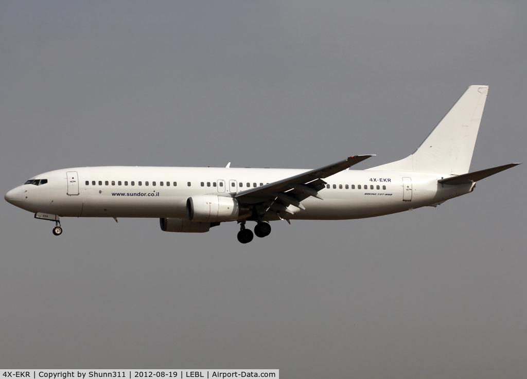 4X-EKR, 2000 Boeing 737-804 C/N 30466, Landing rwy 25R in all white with small Sun d'Or titles