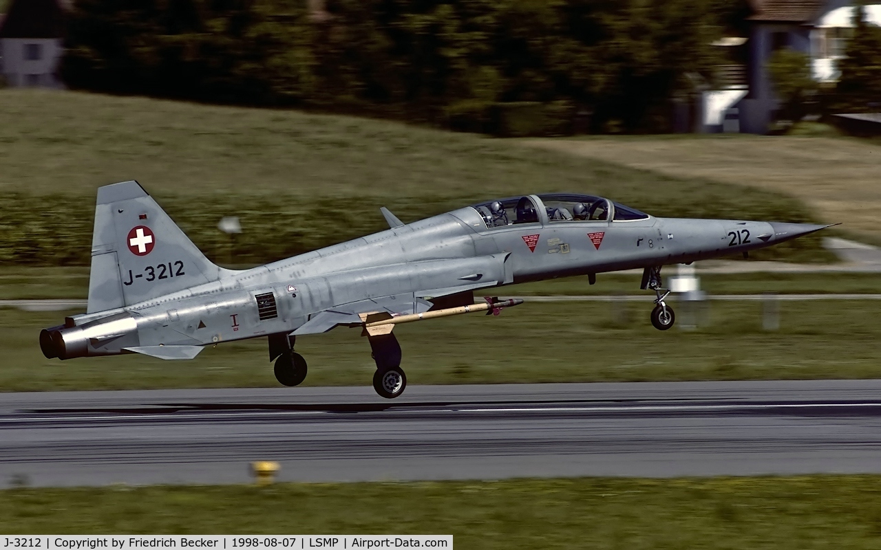 J-3212, Northrop F-5F Tiger II C/N M1012, moments prior touchdown at Payerne AB