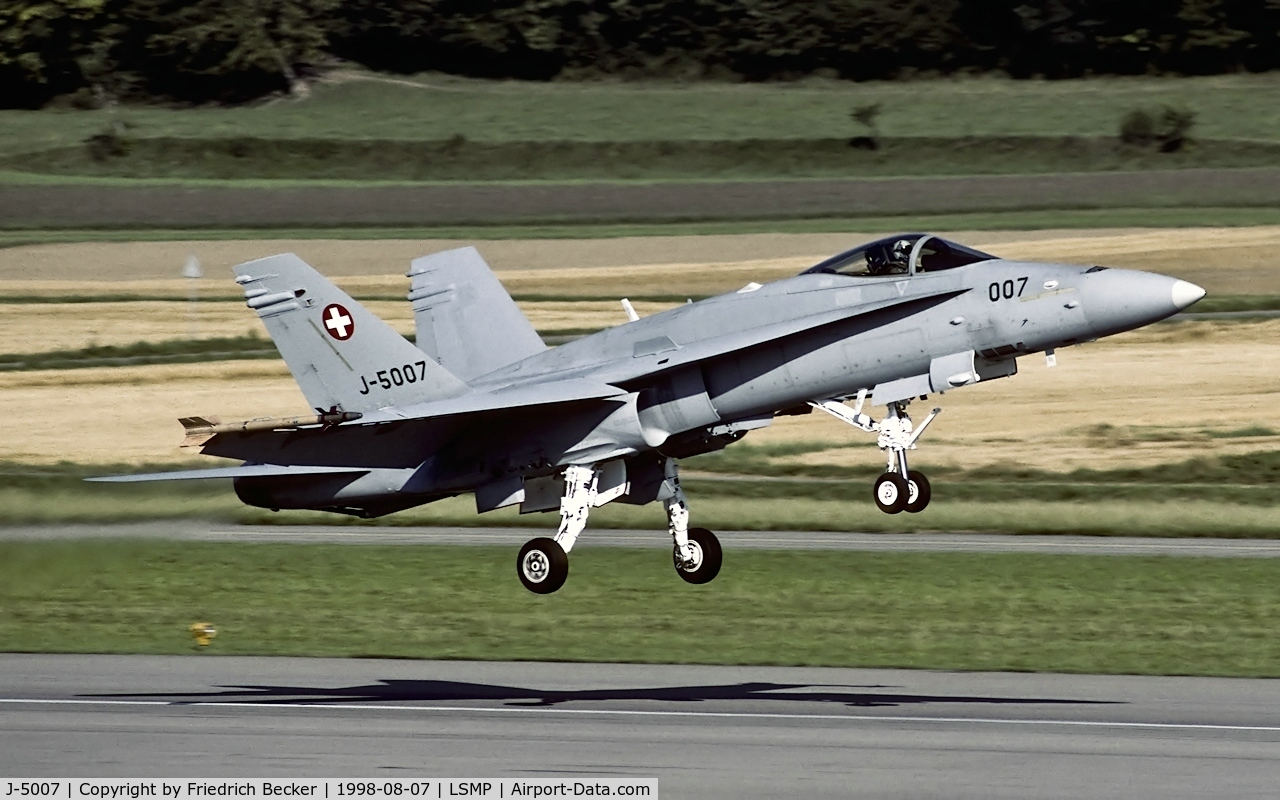 J-5007, McDonnell Douglas F/A-18C Hornet C/N 1335/SFC007, moments prior touchdown at Payerne AB