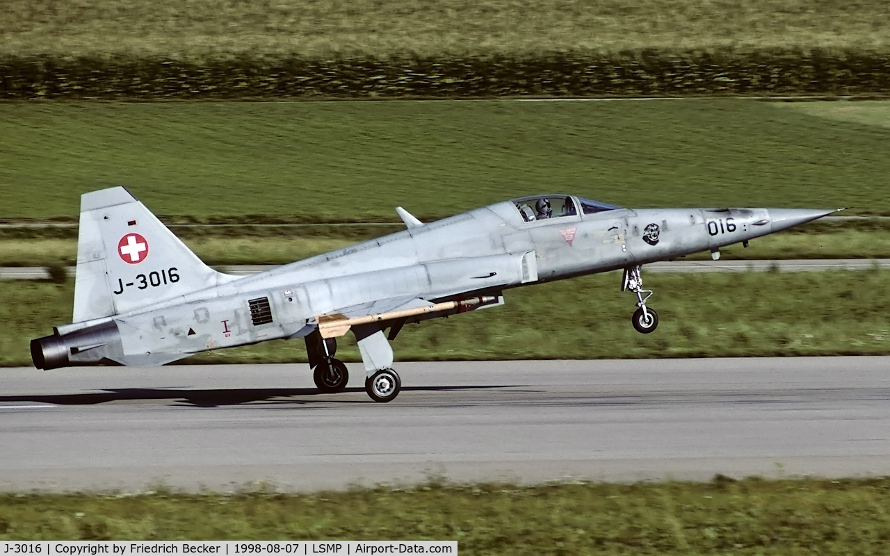 J-3016, Northrop F-5E Tiger II C/N L.1016, touchdown