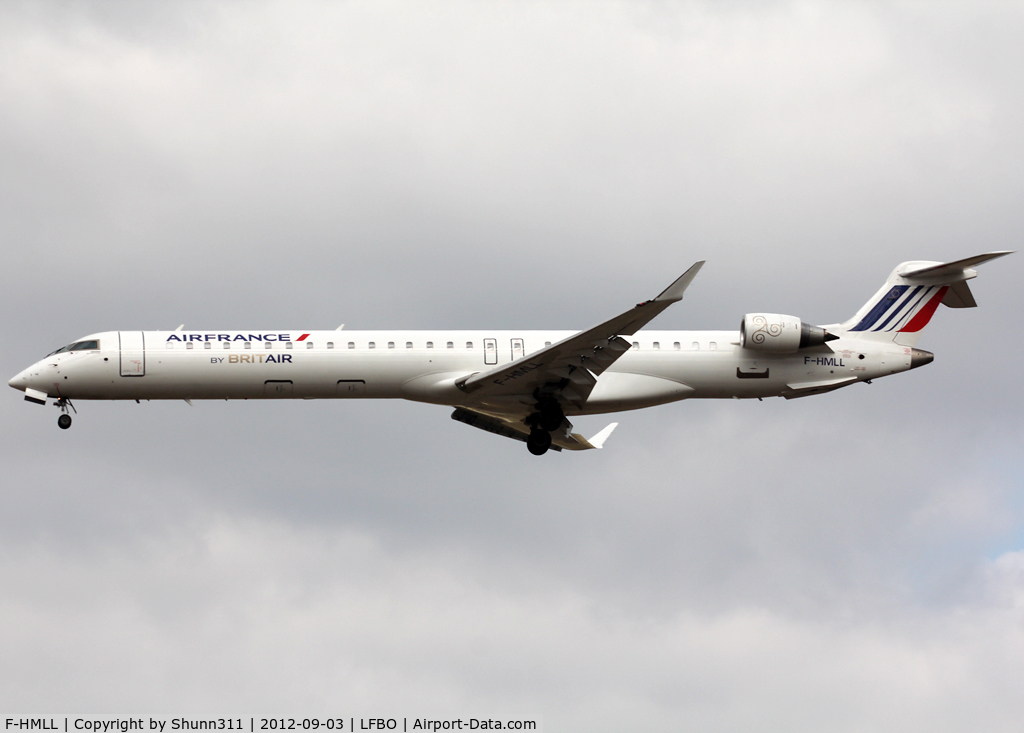 F-HMLL, 2011 Bombardier CRJ-1000EL NG (CL-600-2E25) C/N 19017, Landing rwy 32L