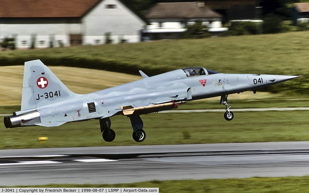 J-3041, 1979 Northrop F-5E Tiger II C/N L.1041, moments prior touchdown at Payerne AB