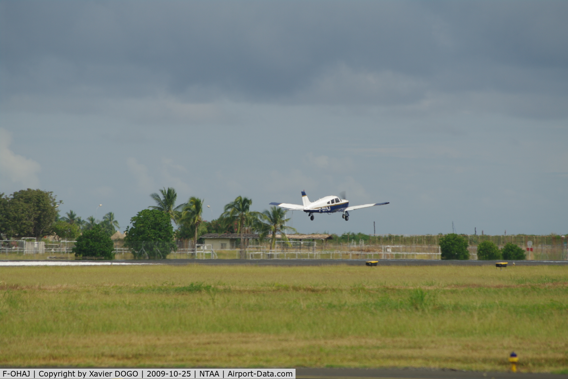 F-OHAJ, Piper PA-28R-201 Cherokee Arrow III C/N 28R7837014, Take off Runway 22 in Tahiti Faa'a
