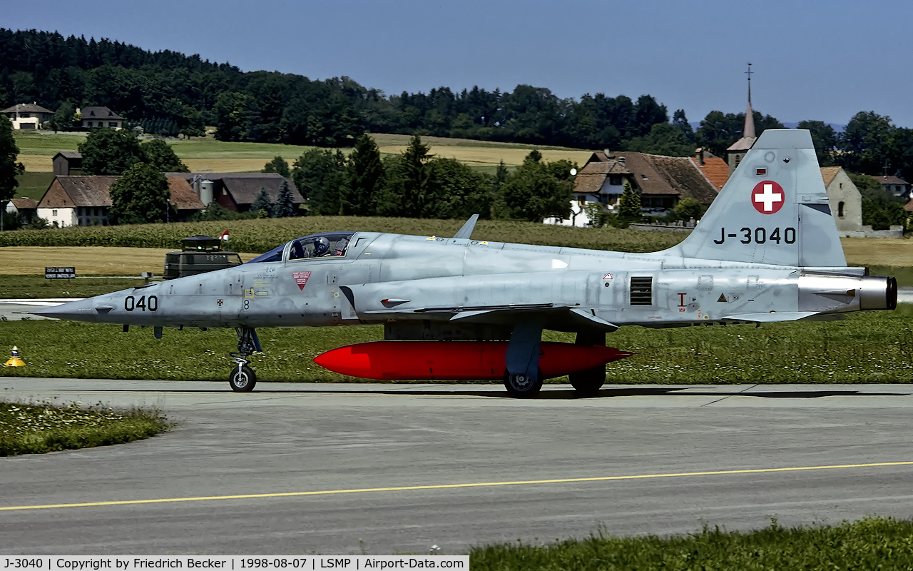 J-3040, Northrop F-5E Tiger II C/N L.1040, taxying to the active at Payerne AB