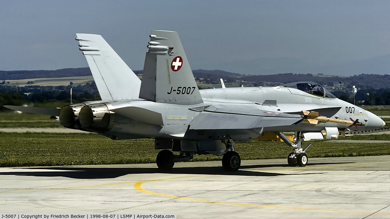 J-5007, McDonnell Douglas F/A-18C Hornet C/N 1335/SFC007, taxying to the active