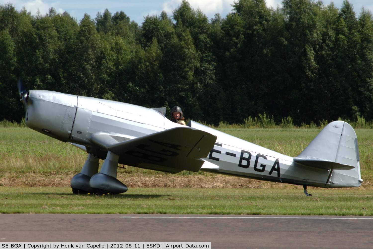 SE-BGA, 1940 Klemm Kl-35D C/N 1983-1297, Klemm Kl 35D landing on the grass at Dala-Järna airfield, Sweden.