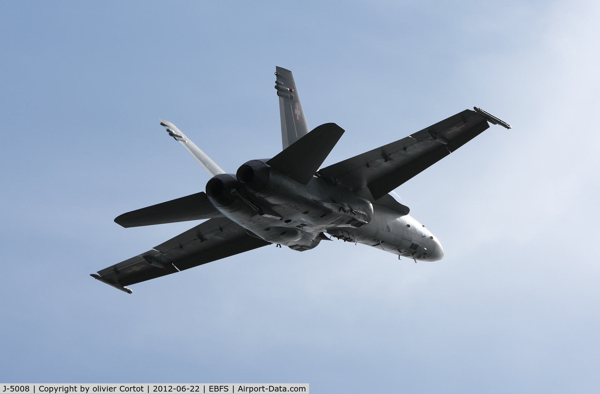 J-5008, McDonnell Douglas F/A-18C Hornet C/N 1336/SFC008, playing with the light