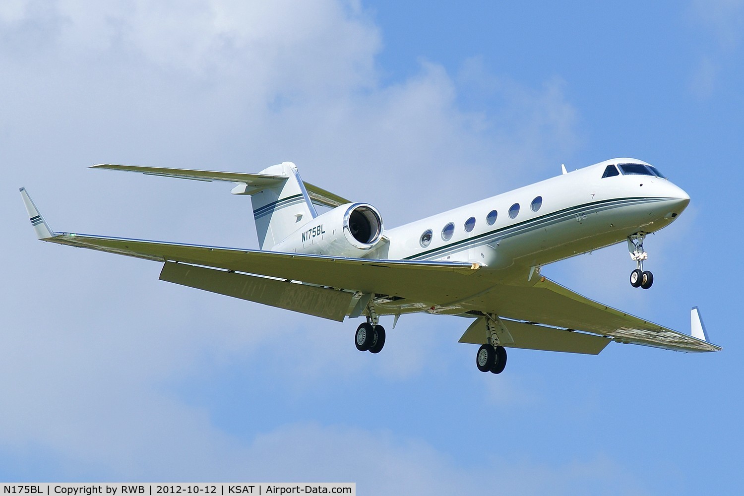 N175BL, 2011 Gulfstream Aerospace GIV-X (G450) C/N 4223, On approach 12R
