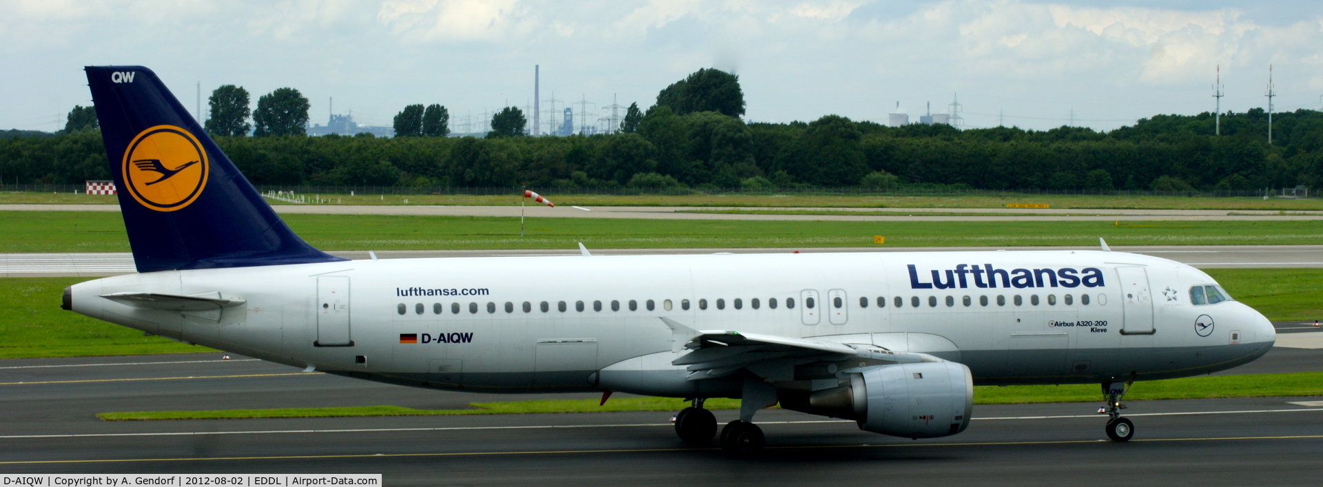 D-AIQW, 2000 Airbus A320-211 C/N 1367, Lufthansa, is seen here taxiing to RWY23L for departure at Düsseldorf Int´l (EDDL)