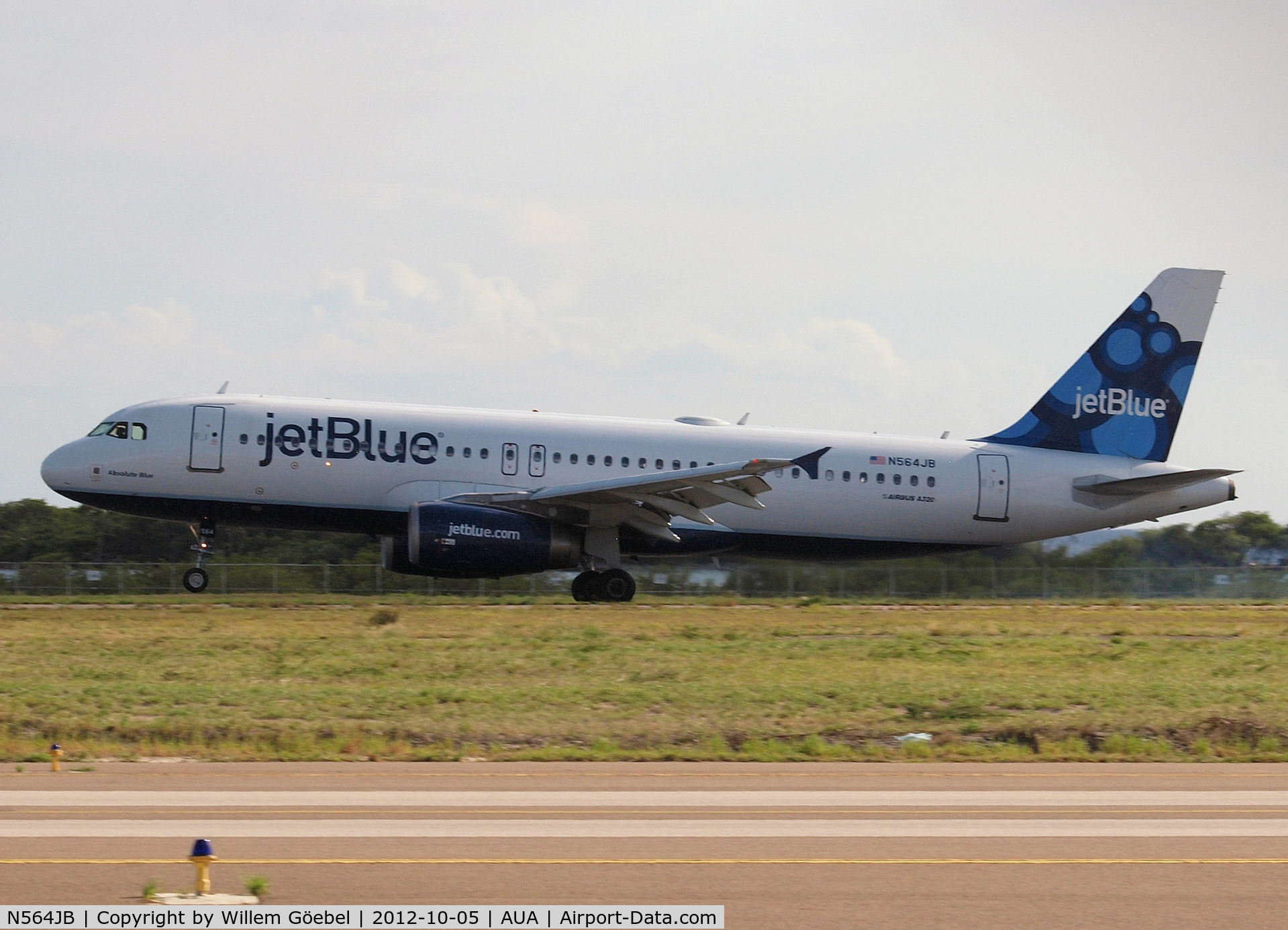 N564JB, 2003 Airbus A320-232 C/N 2020, Landing on Aruba Airport