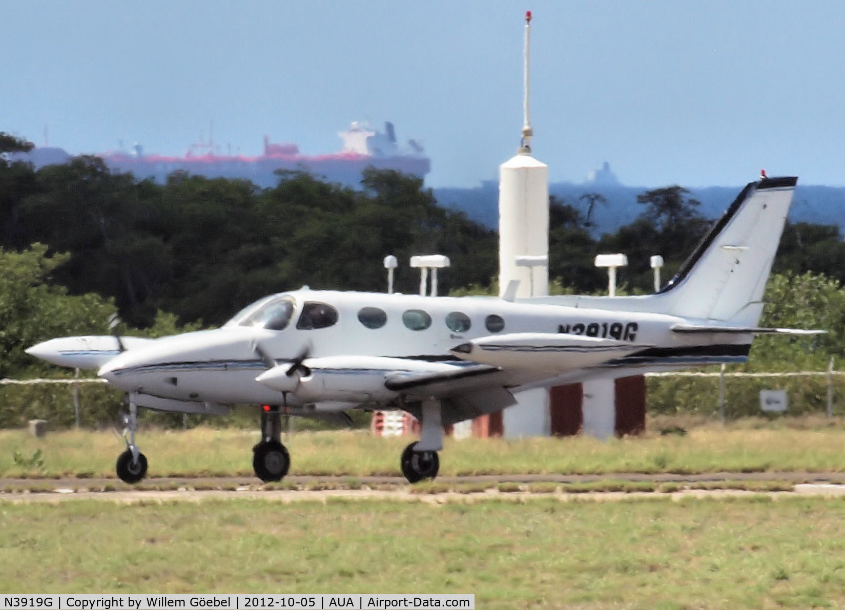 N3919G, Cessna 340A C/N 340A0234, Landing on Reina Beatrix Airport Aruba